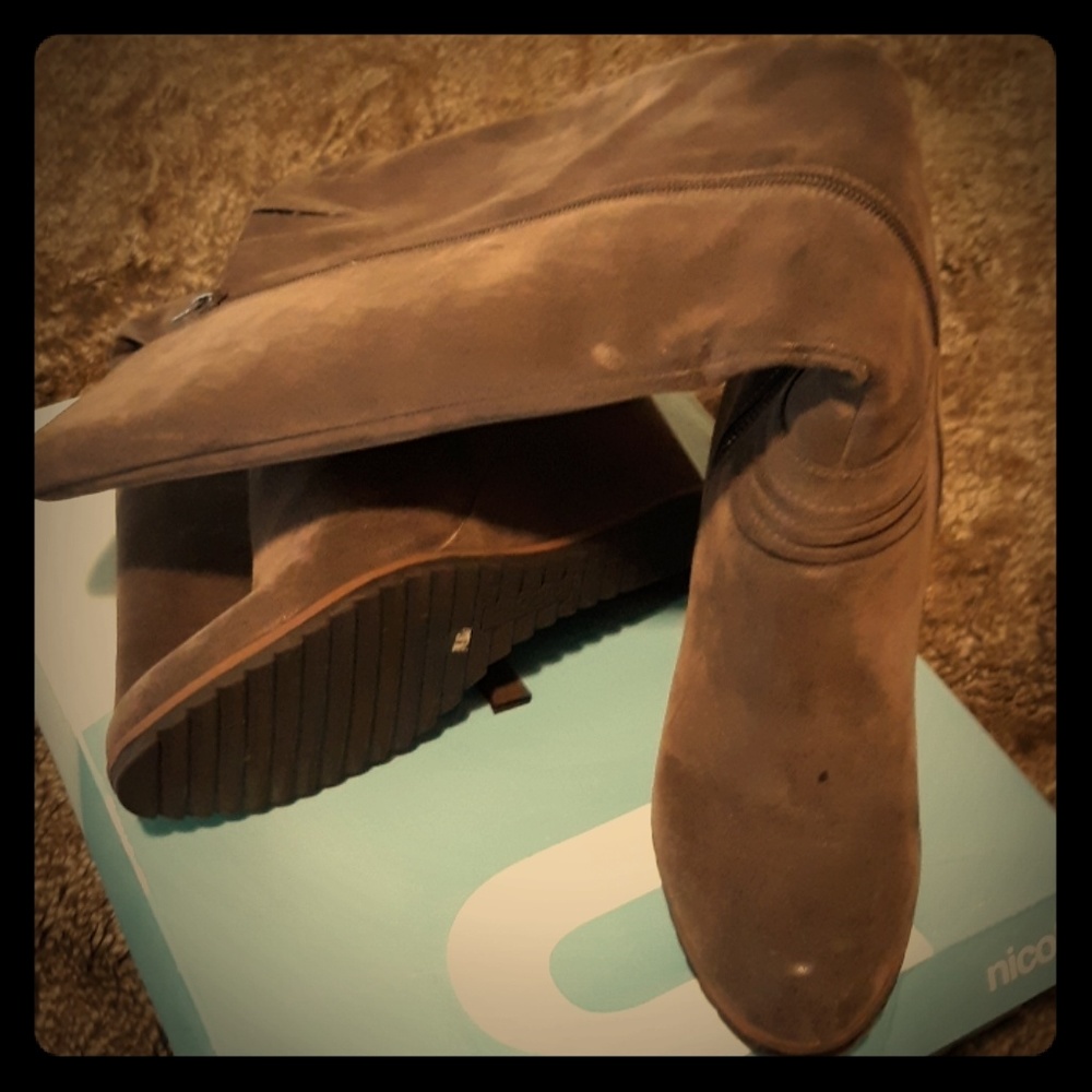 Wide calf wedged suede boots